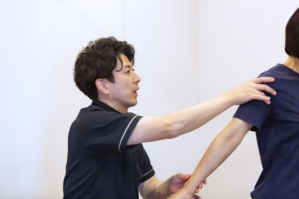 肩を上げる動きを確認している様子