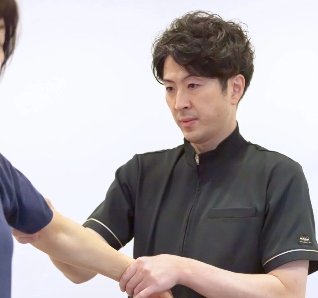 肩や腕の動きを確認している様子