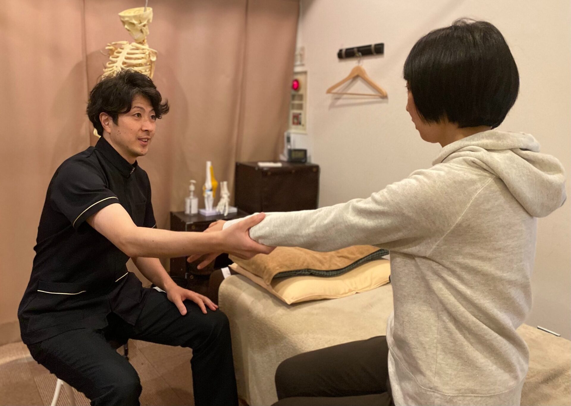 首・肩まわりの状態を確認する施術風景